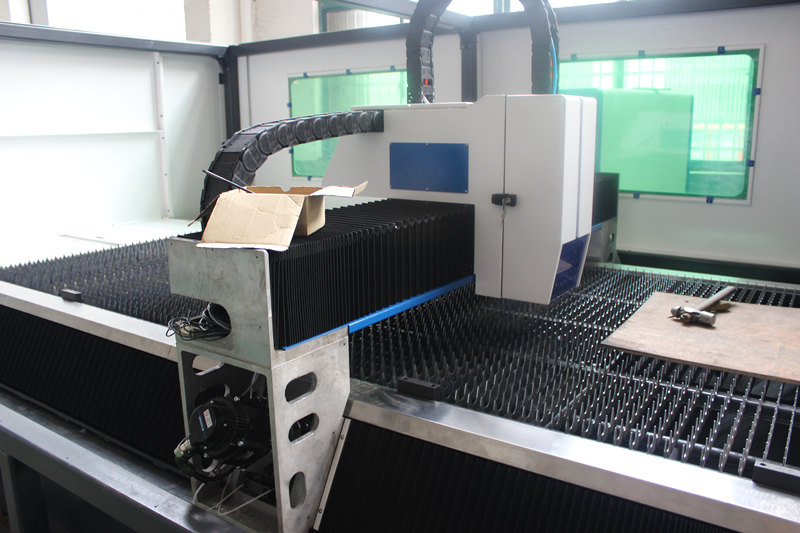 Автомат для резки лазера волокна 500w с нержавеющей сталью 1500x3000mm